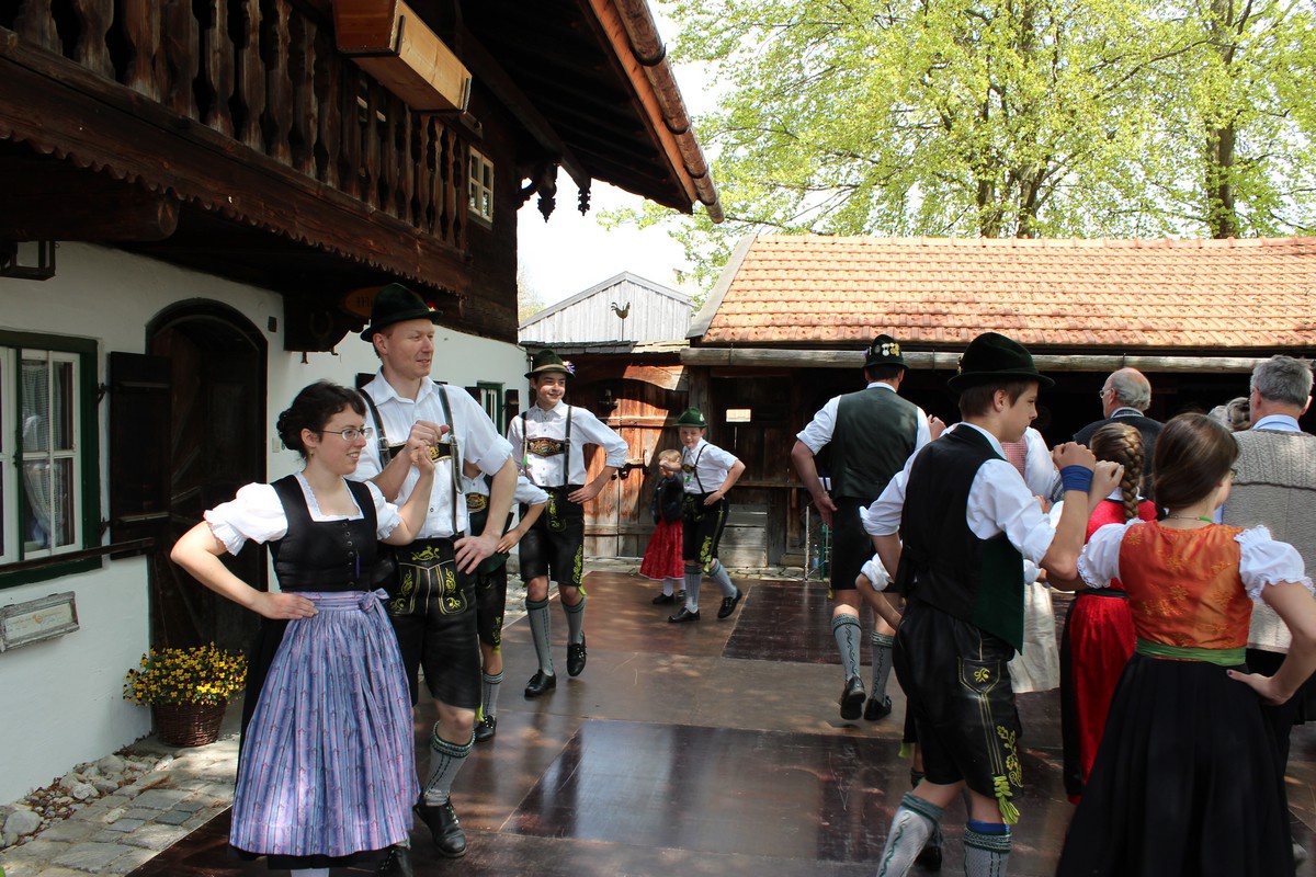 Familien-Volkstanz