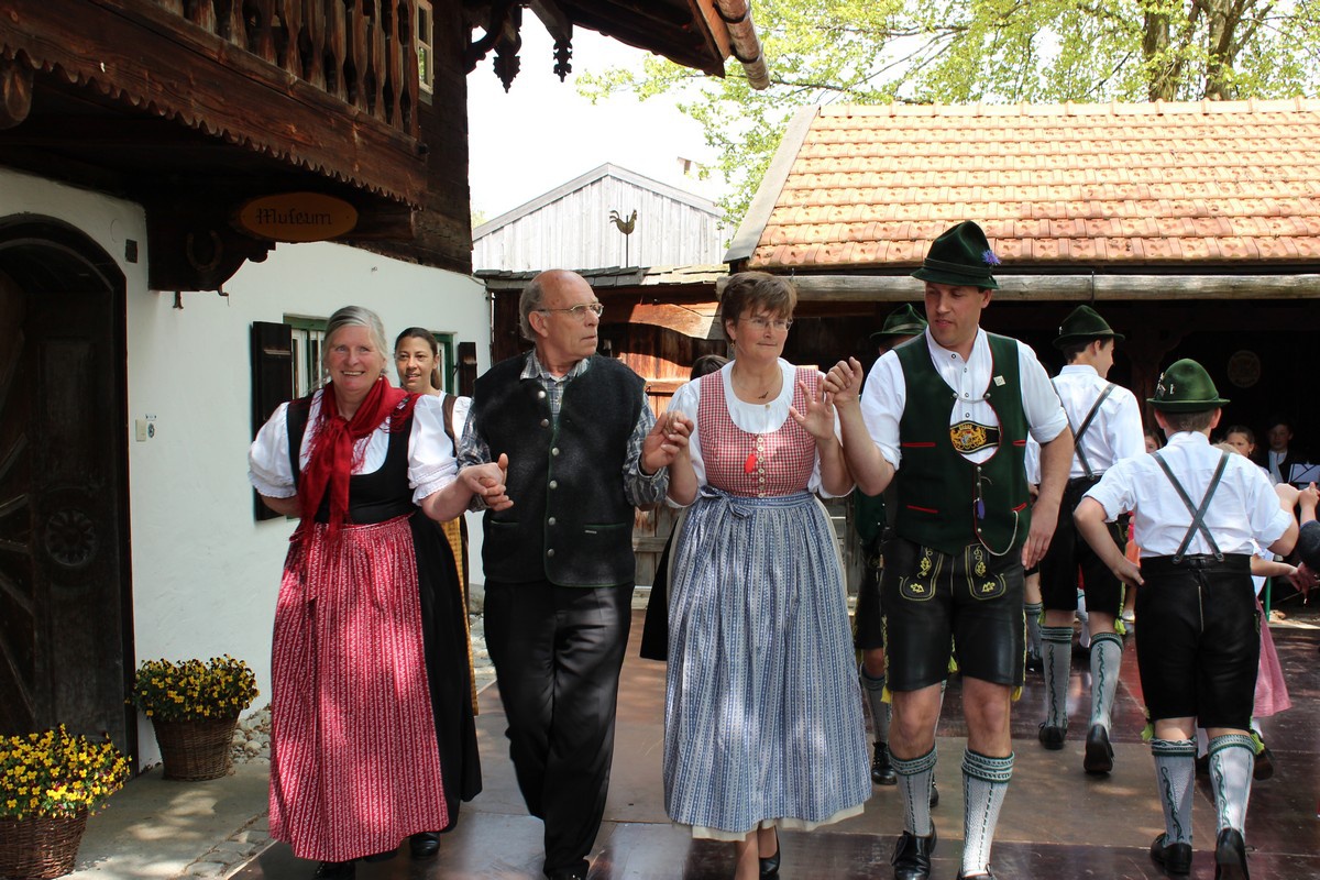 Familien-Volkstanz
