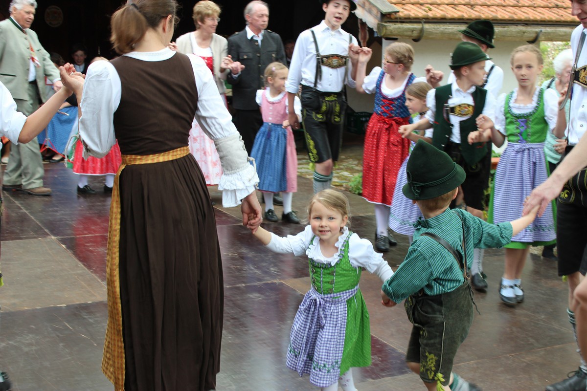 Familien-Volkstanz