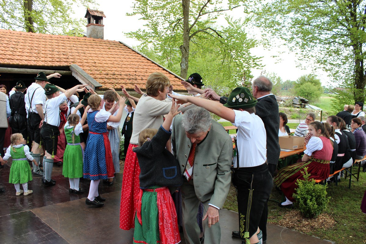 Familien-Volkstanz