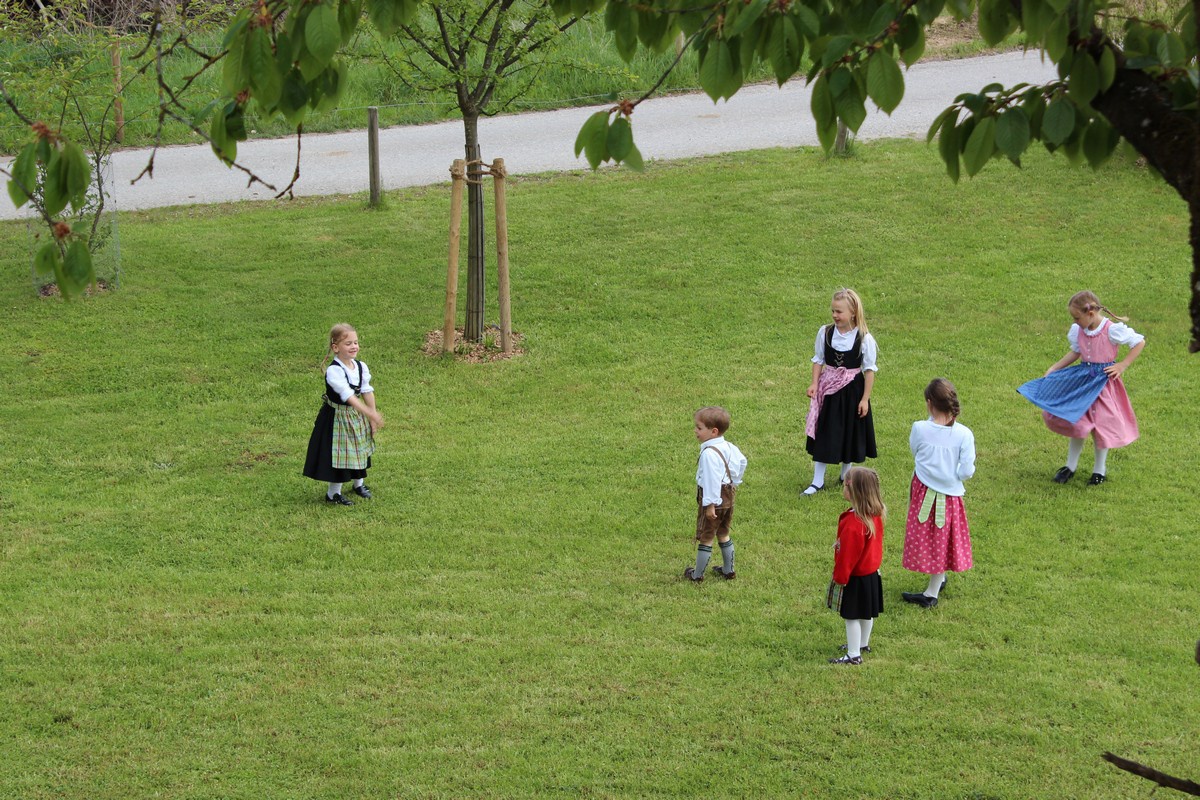 Familien-Volkstanz