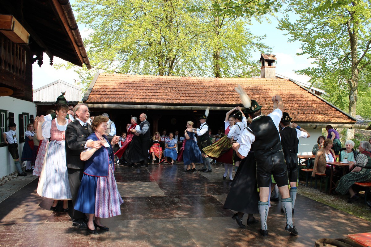 Familien-Volkstanz