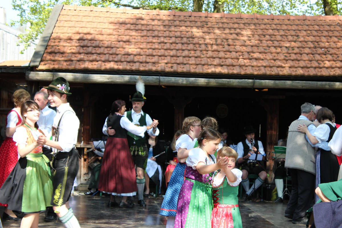 Familien-Volkstanz