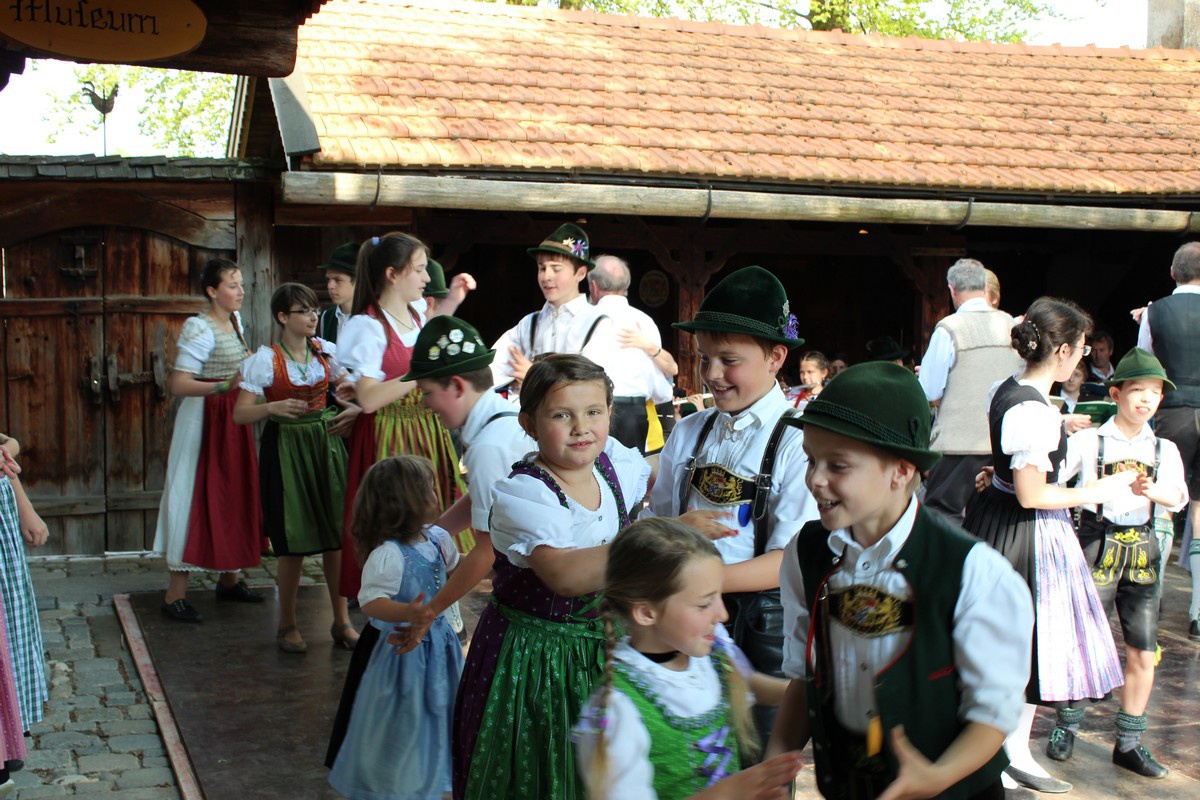 Familien-Volkstanz