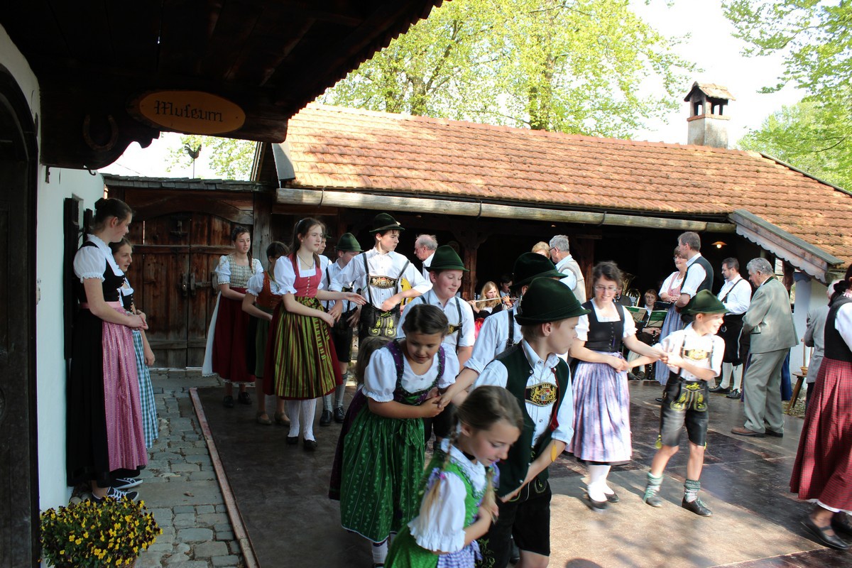 Familien-Volkstanz