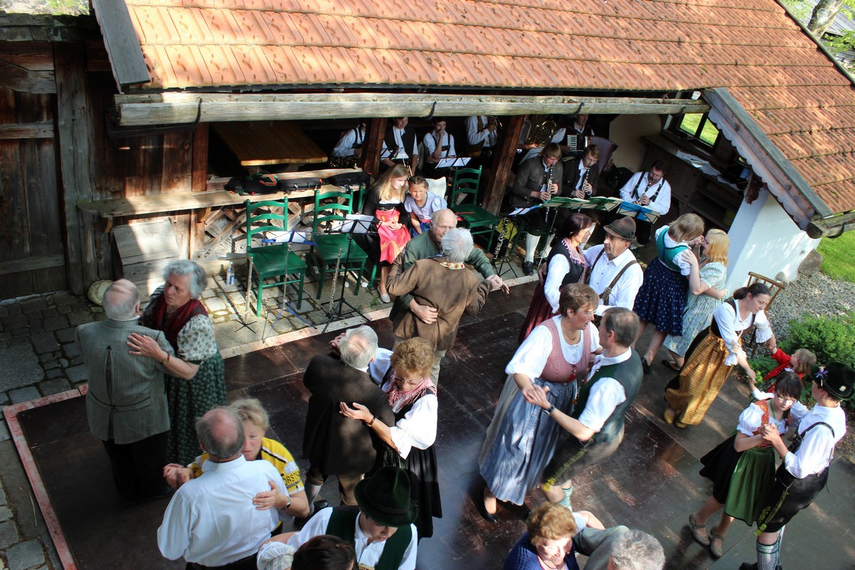 Familien-Volkstanz