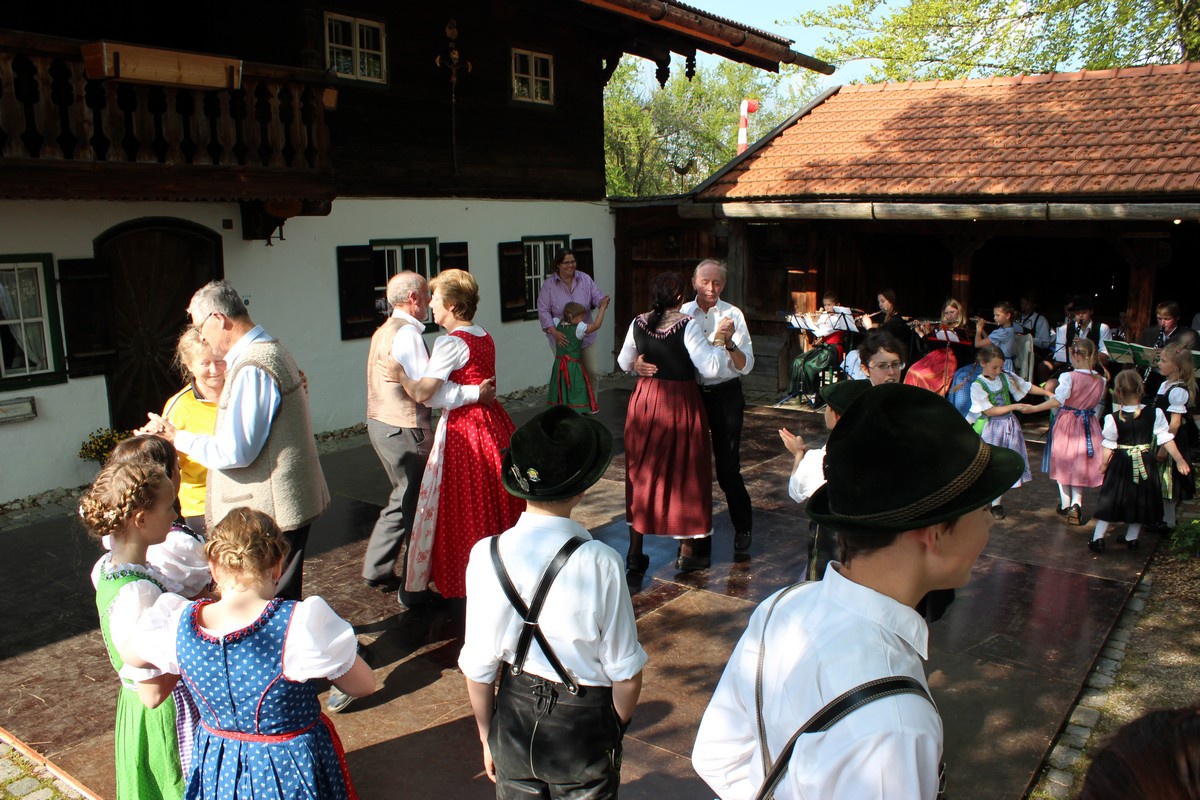 Familien-Volkstanz