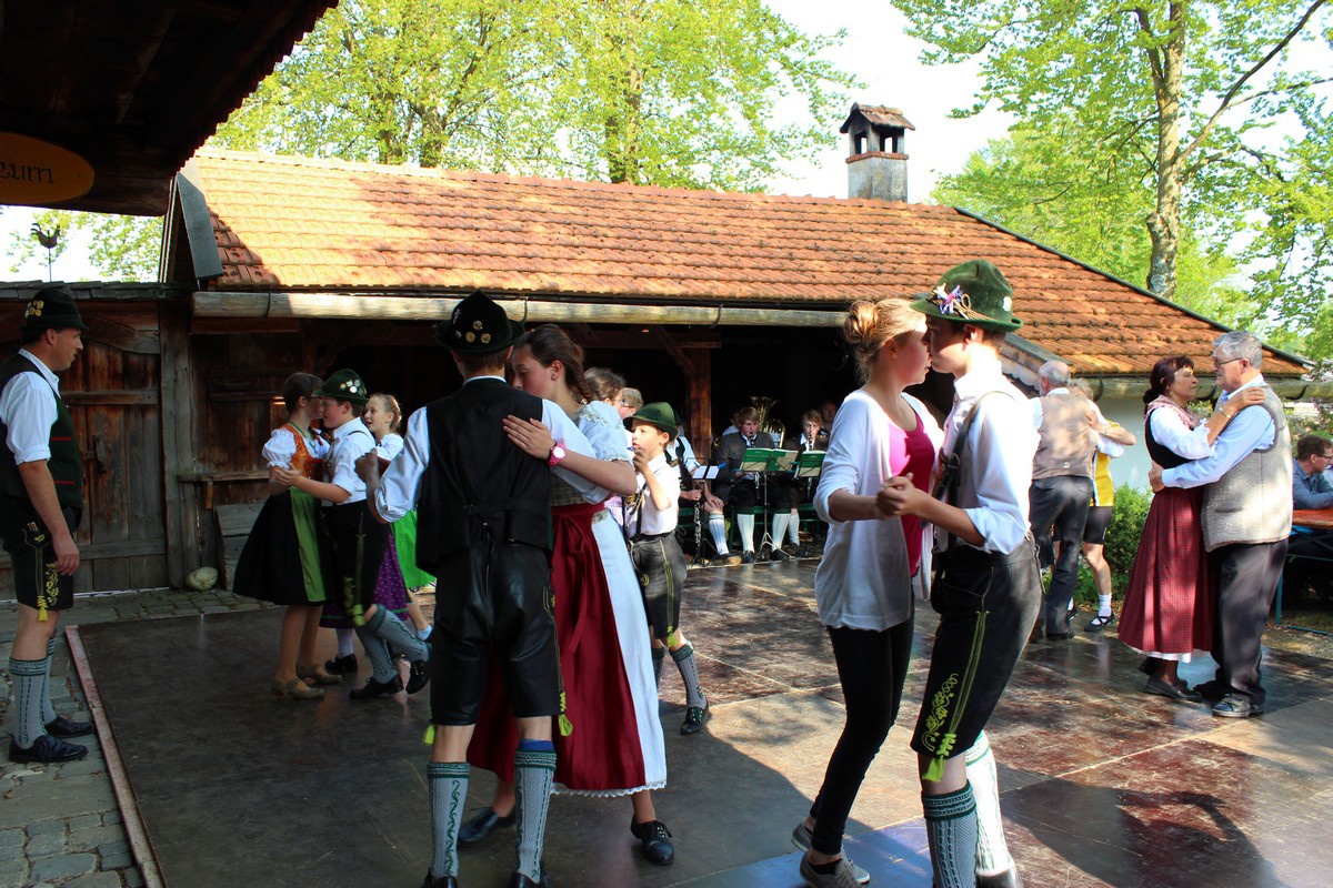 Familien-Volkstanz