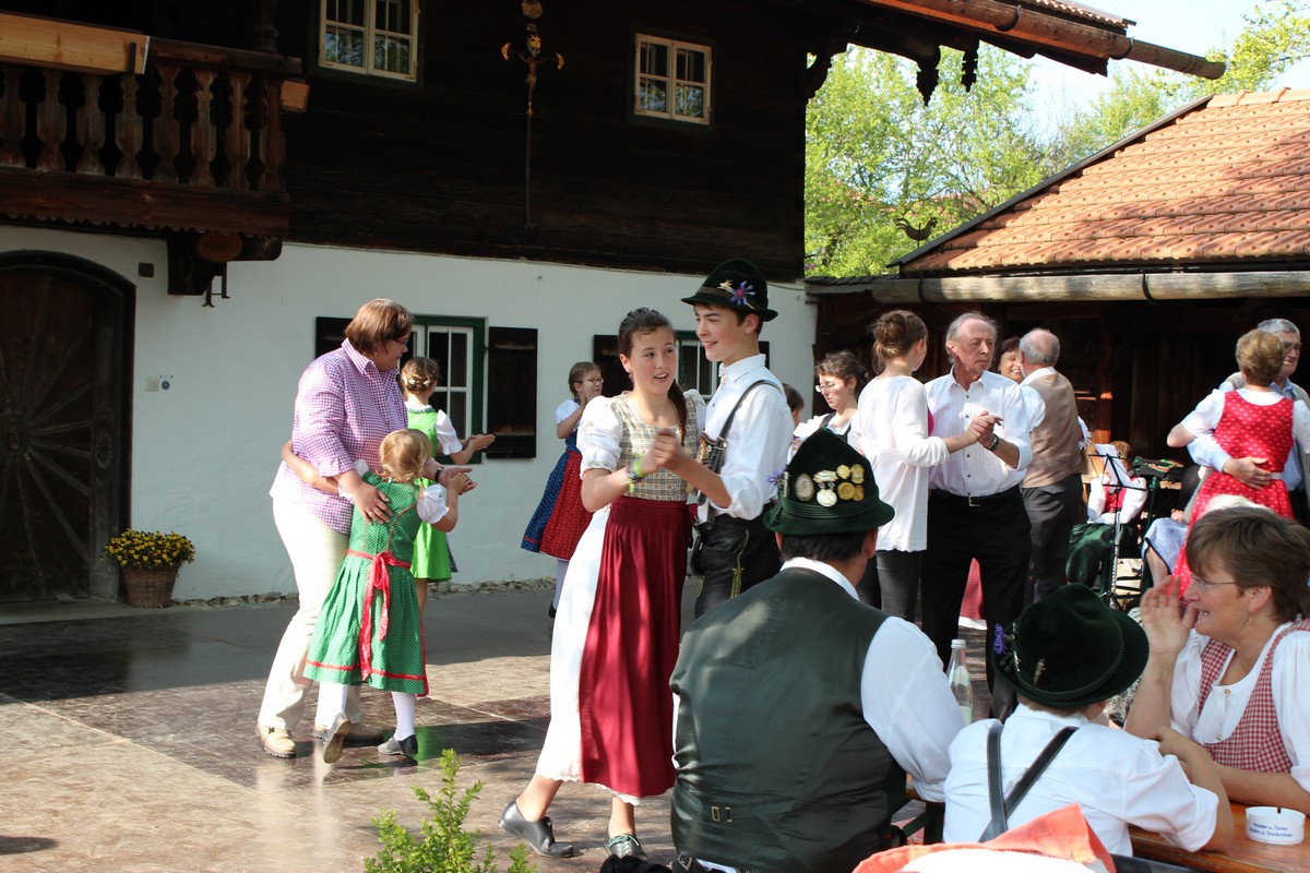 Familien-Volkstanz
