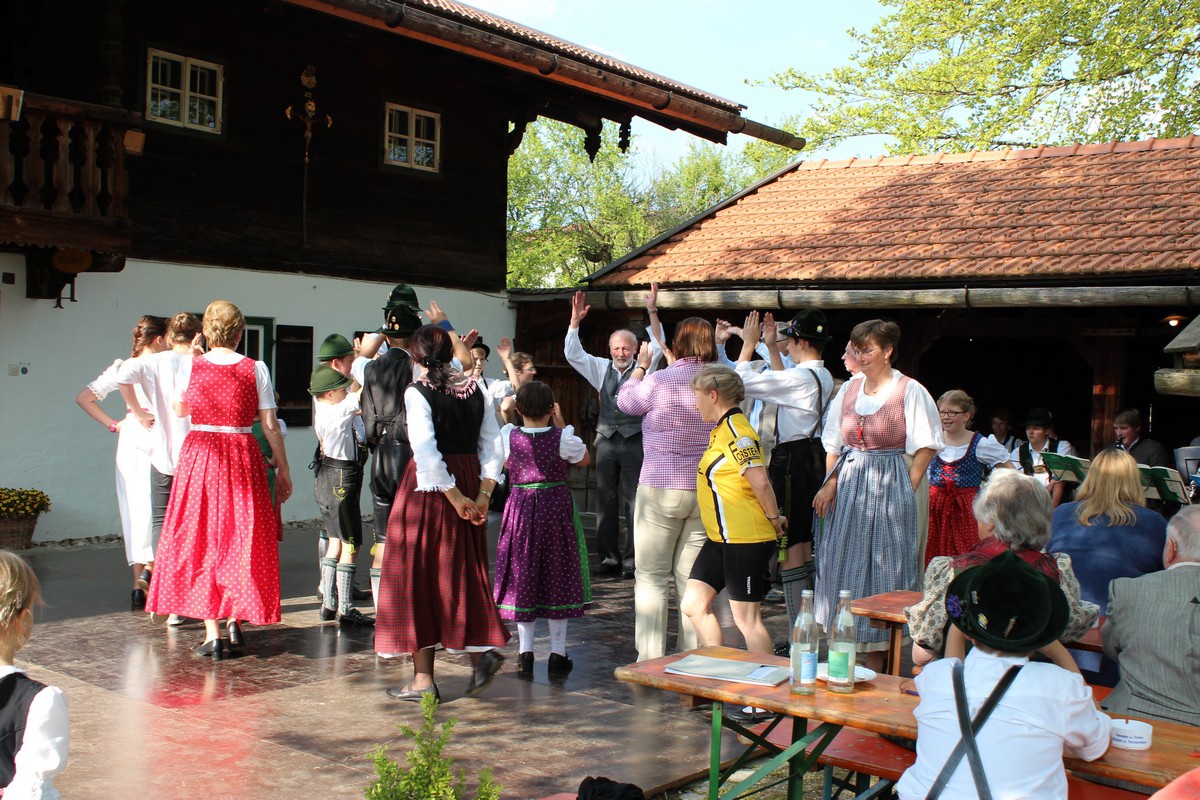 Familien-Volkstanz