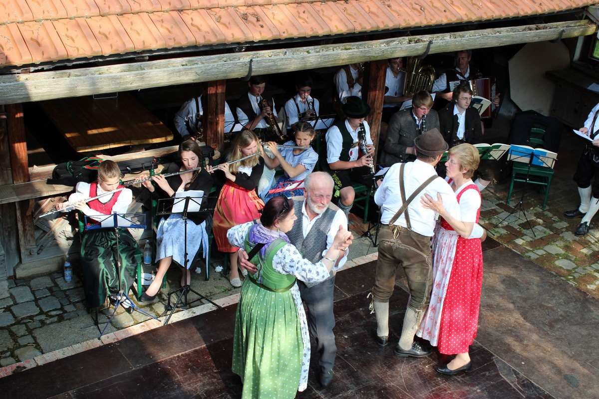 Familien-Volkstanz