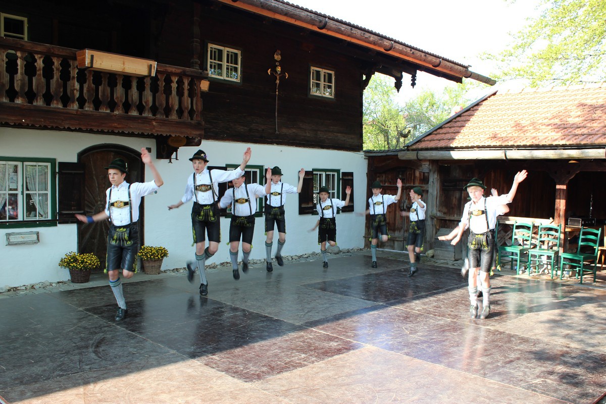 Familien-Volkstanz