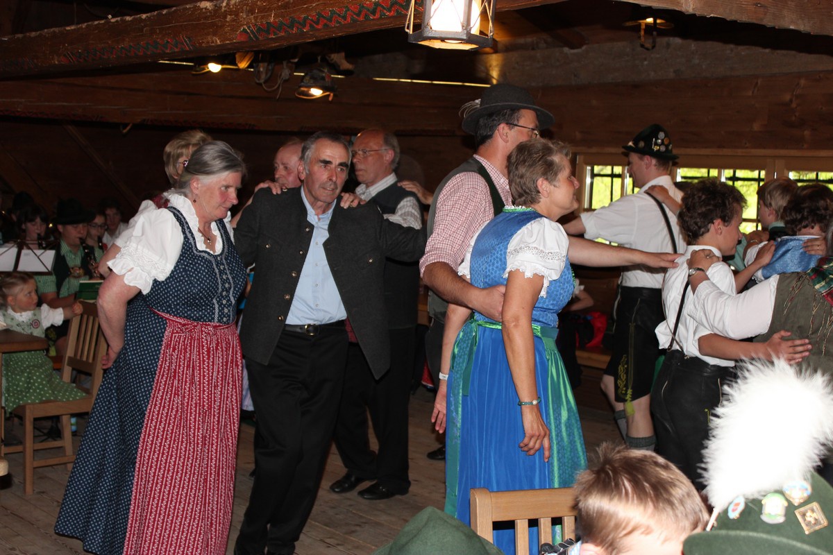 Familien-Volkstanz