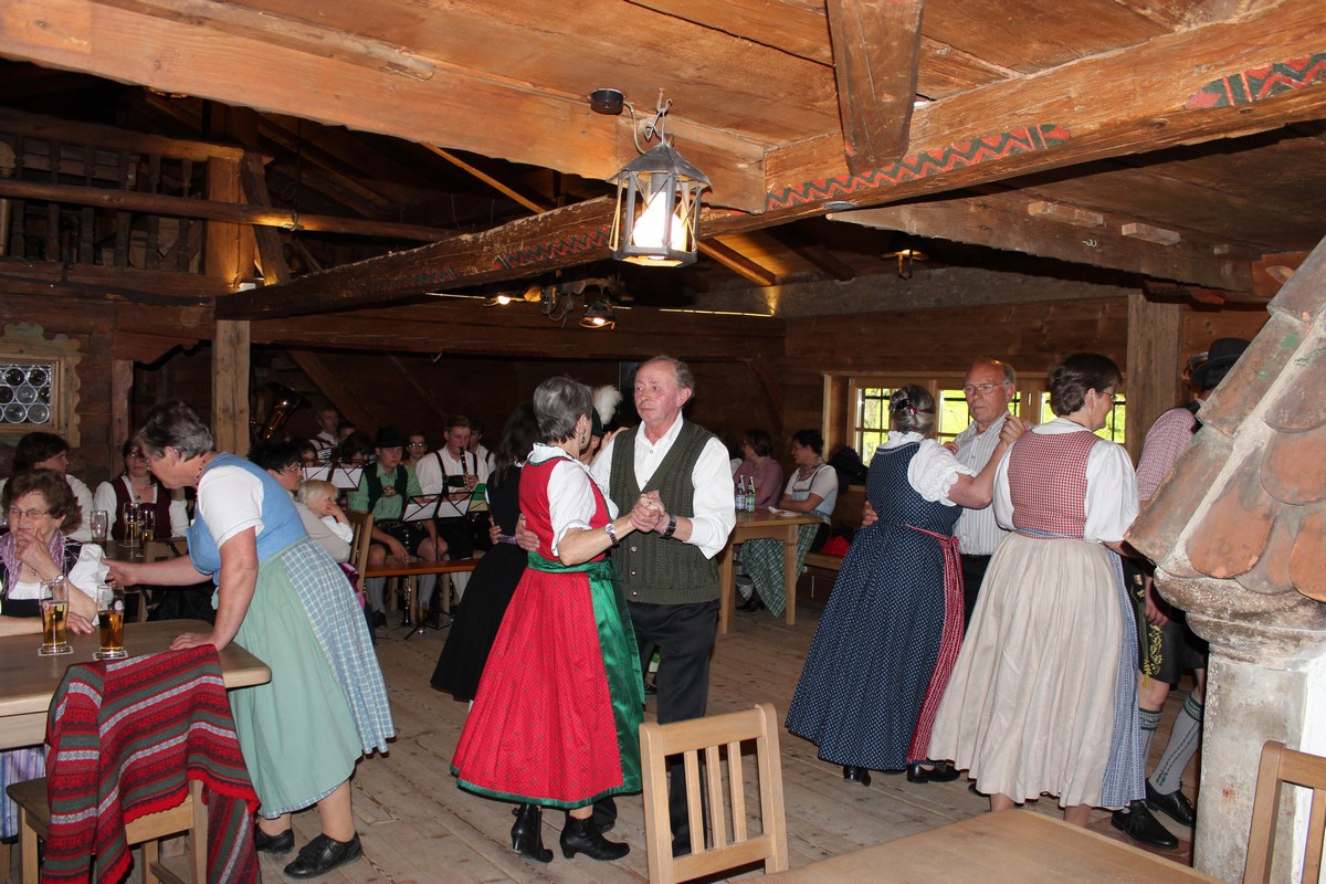 Familien-Volkstanz