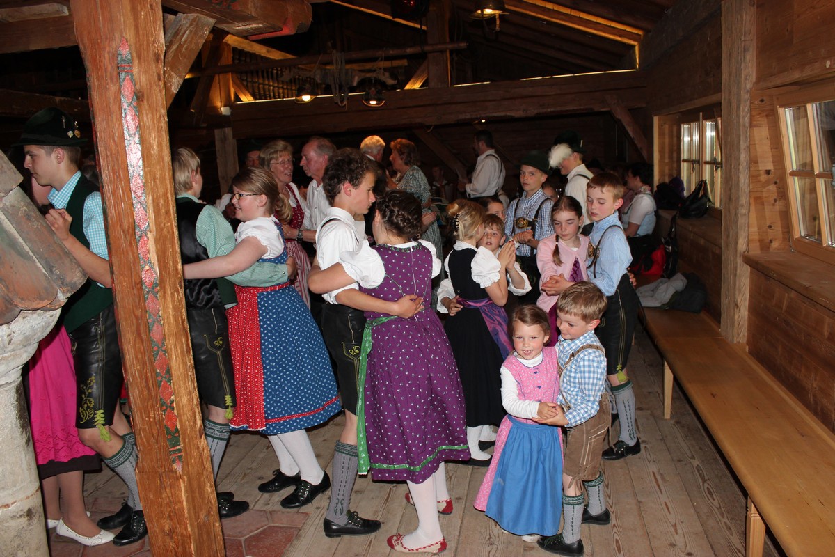 Familien-Volkstanz