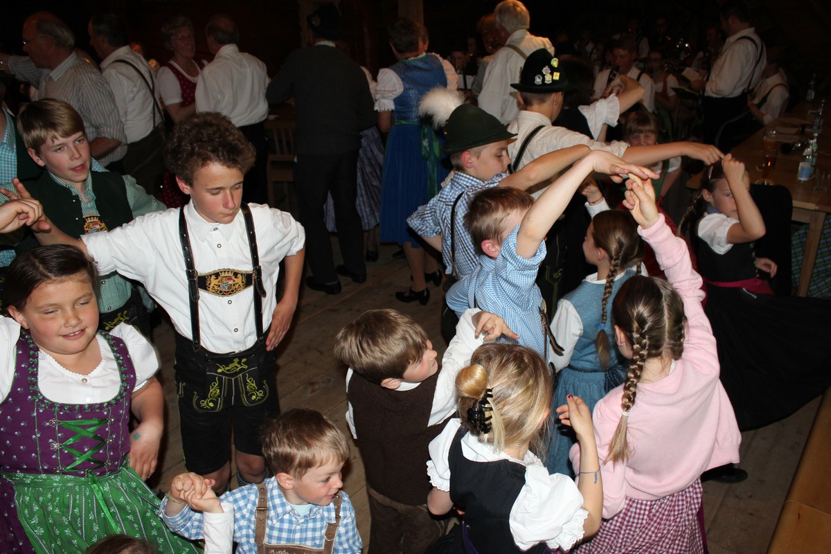 Familien-Volkstanz