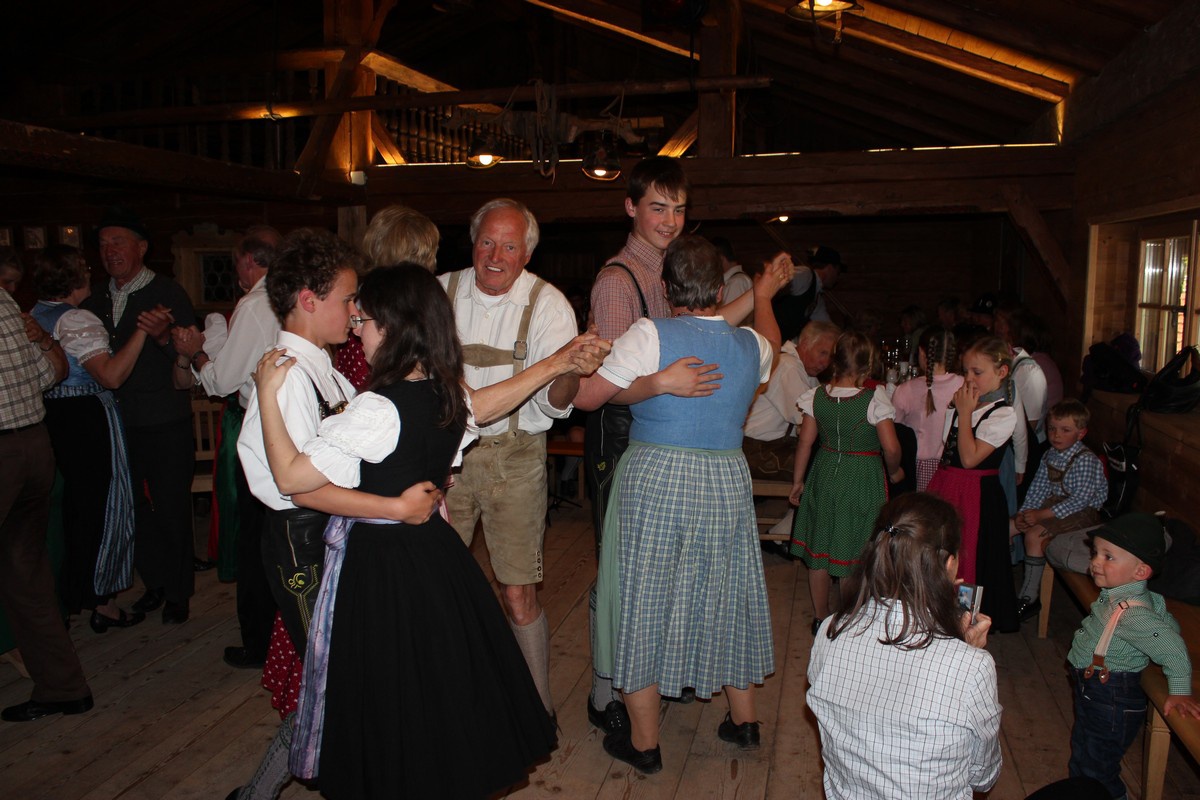 Familien-Volkstanz
