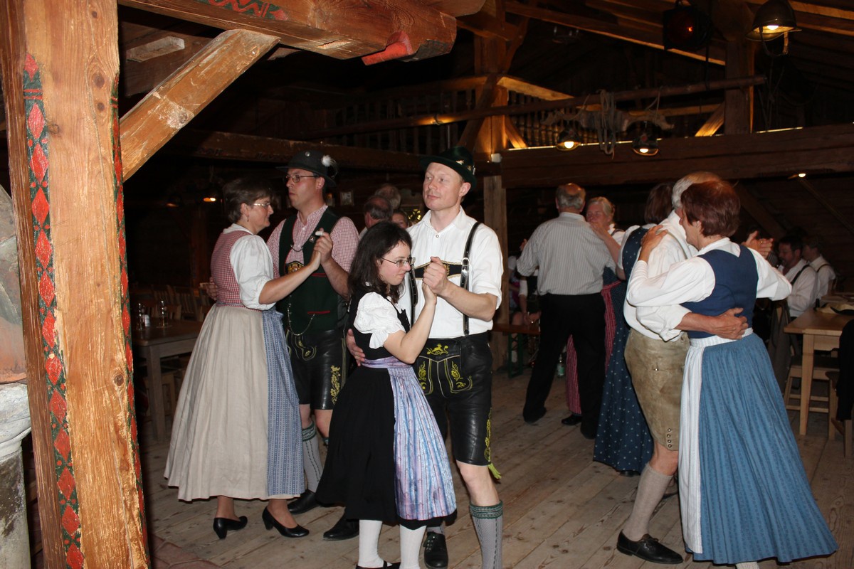 Familien-Volkstanz
