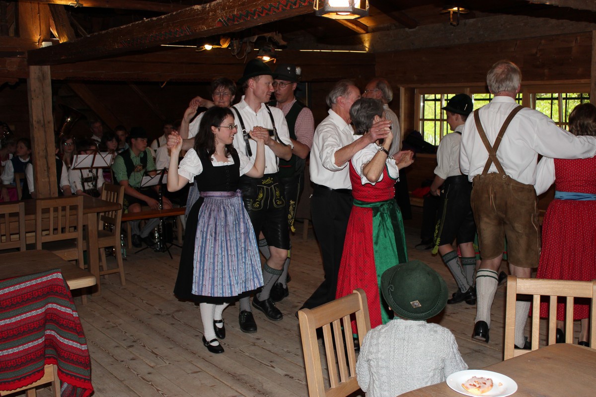 Familien-Volkstanz
