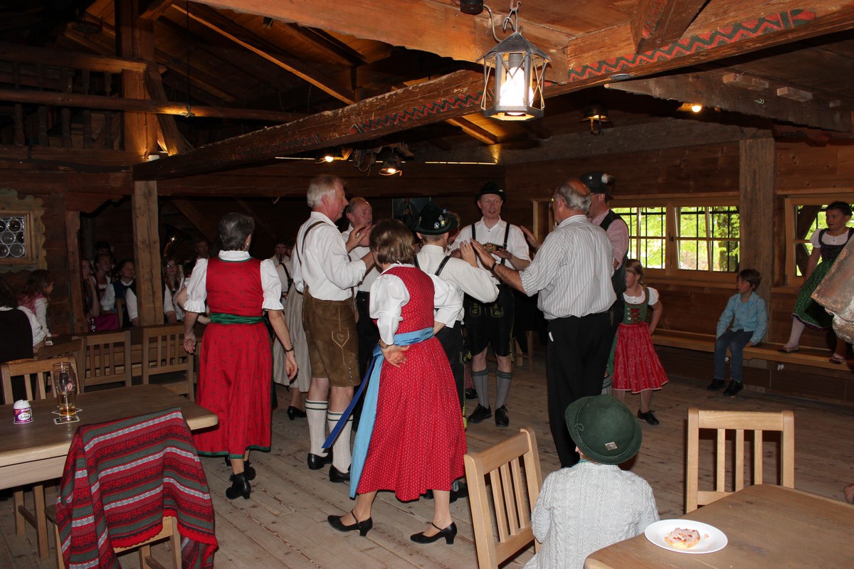 Familien-Volkstanz